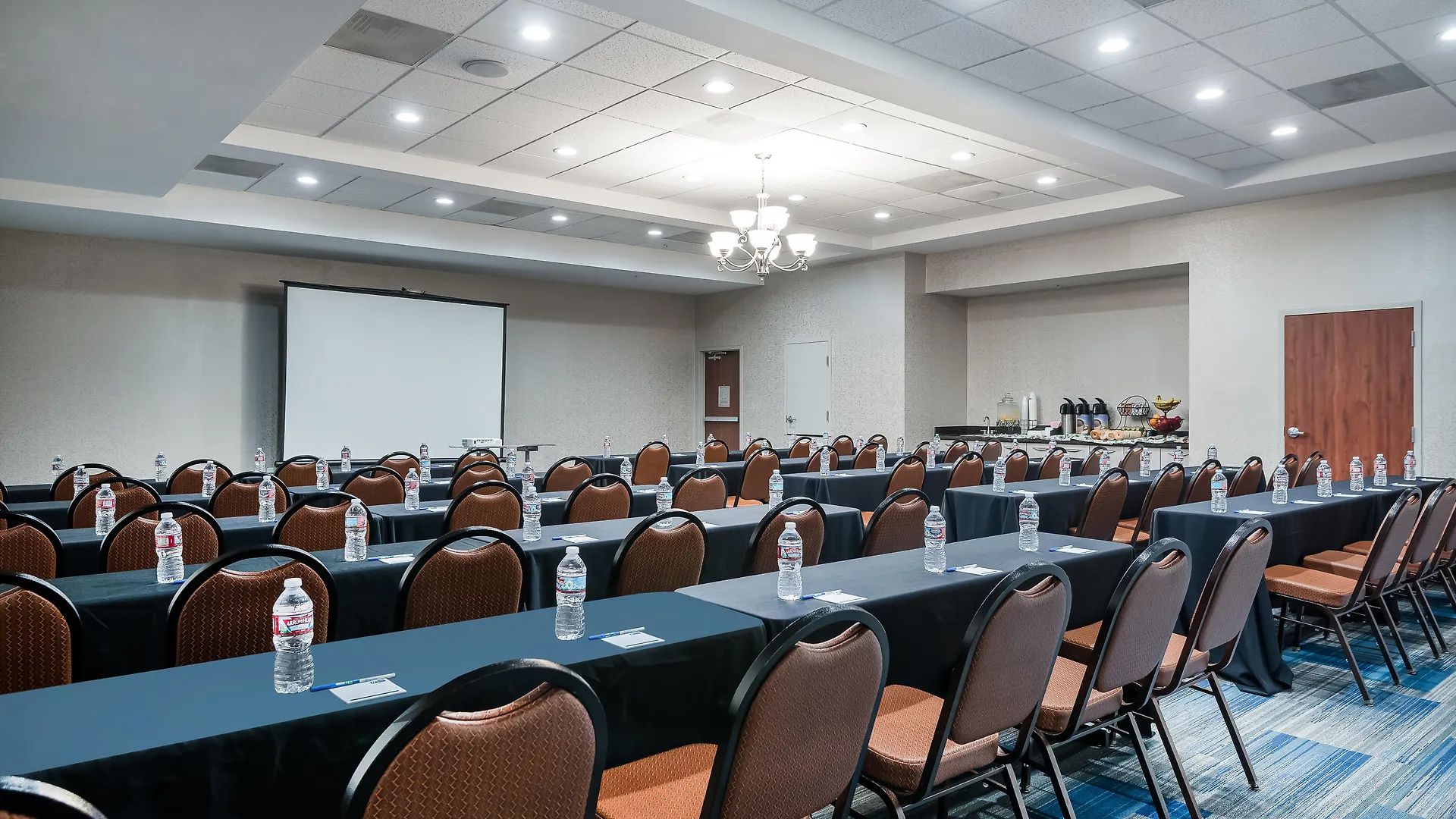 Holiday Inn Express Ontario By Ihg Creekside 2*,